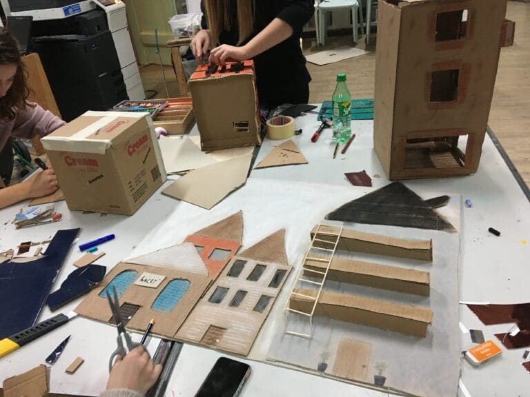 Hold 2: Billedkunst, keramik og eksperimenterende konstruktioner