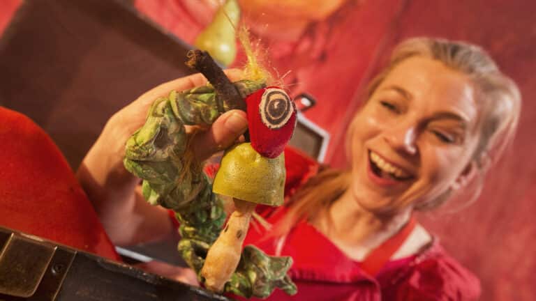Den sultne larve Aldrigmæt af Nørregaards Teater & Teatret st. tv