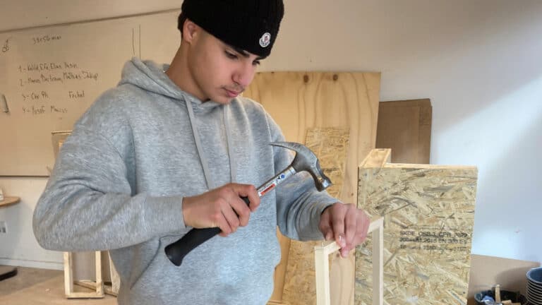 Unge tømrerelever sætter rammen for kreativt fællesskab