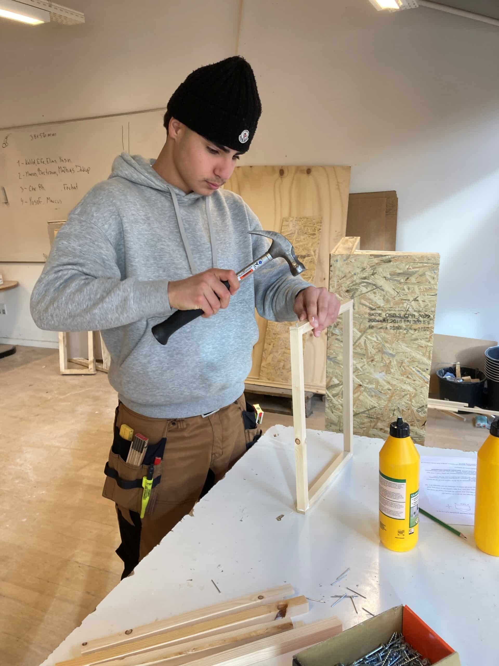 Unge tømrerelever sætter rammen for kreativt fællesskab 7 foto 1 scaled